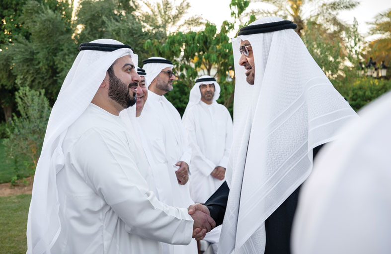 رئيس الدولة يحضر أول لقاء يجمع عدداً من الشخصيات  التي شهدت مراسم رفع علم الاتحاد مع الوالد المؤسس الشيخ زايد 