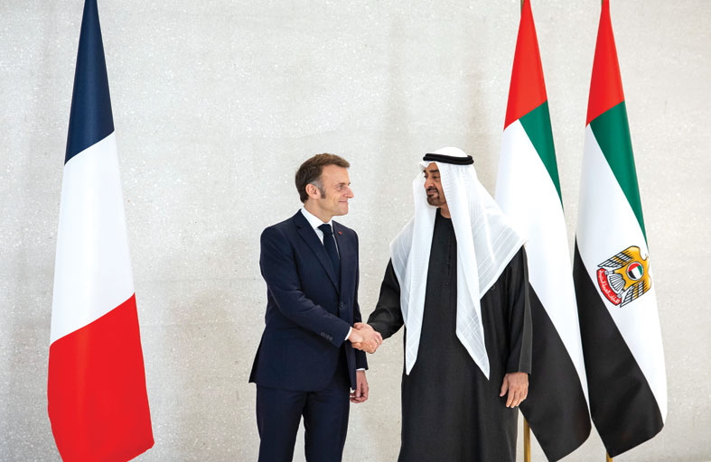 رئيس الدولة يبحث مع الرئيس الفرنسي مسار العلاقات التاريخية والإستراتيجية بين البلدين 