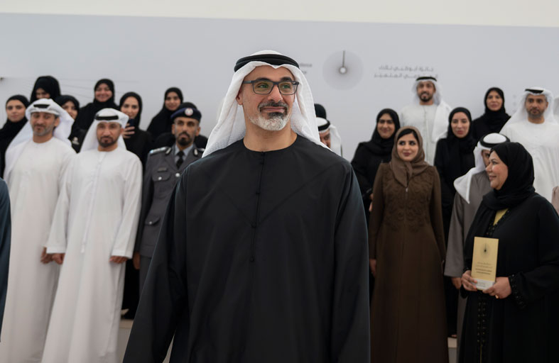 خالد بن محمد بن زايد يكرم الفائزين بجائزة أبوظبي للأداء الحكومي المتميز 