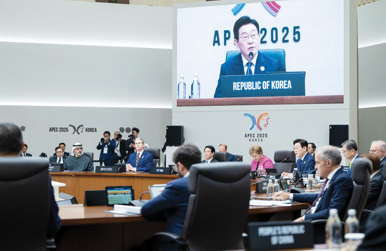 خالد بن محمد بن زايد يؤكد أهمية تعزيز التعاون الدولي لضمان تحقيق نمو اقتصادي مستدام وشامل