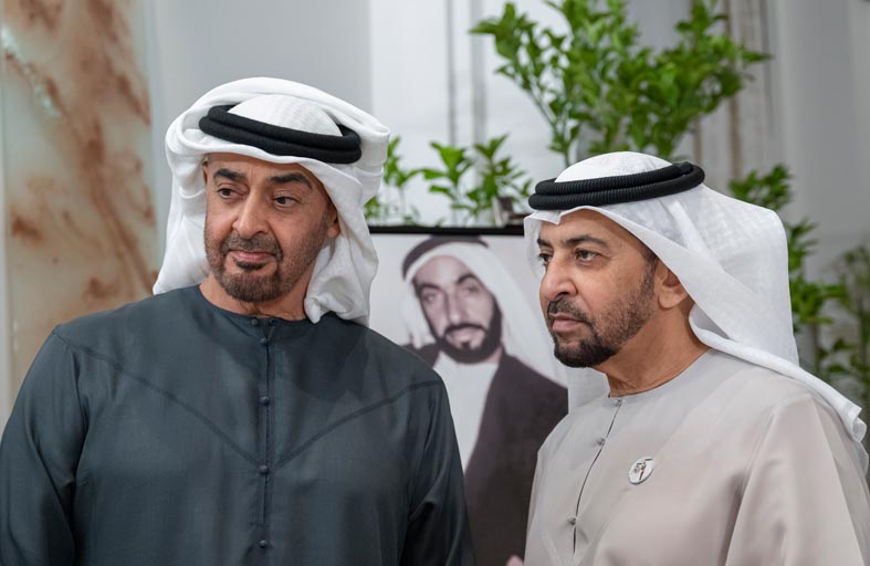 رئيس الدولة يتسلم نسخة من كتاب 