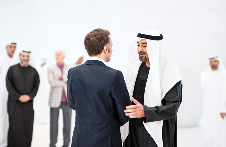 رئيس الدولة يبحث مع الرئيس الفرنسي مسار العلاقات التاريخية والإستراتيجية بين البلدين 