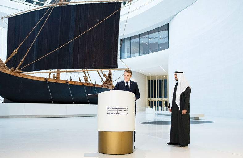 رئيس الدولة يبحث مع الرئيس الفرنسي مسار العلاقات التاريخية والإستراتيجية بين البلدين 