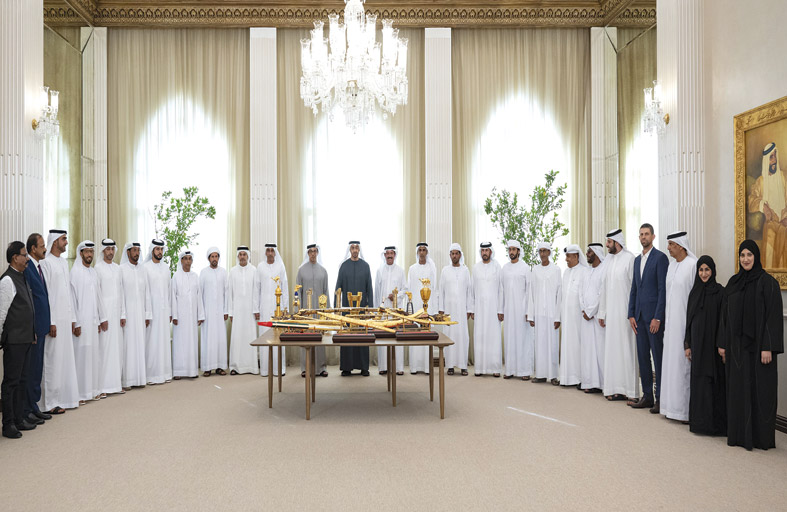 رئيس الدولة يستقبل فريق هجن الرئاسة ويؤكد أهمية الرياضات التراثية لدى شعب الإمارات  