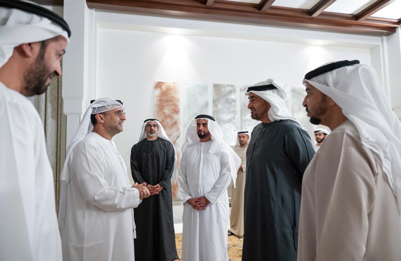 رئيس الدولة يتسلم نسخة من كتاب 