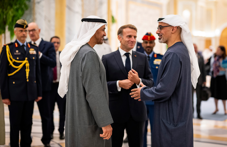 رئيس الدولة والرئيس الفرنسي يبحثان علاقات التعاون والتطورات الإقليمية 