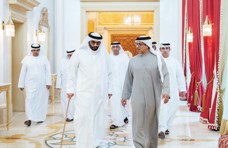 منصور بن زايد يزور محمد البواردي بمنزله في أبوظبي 