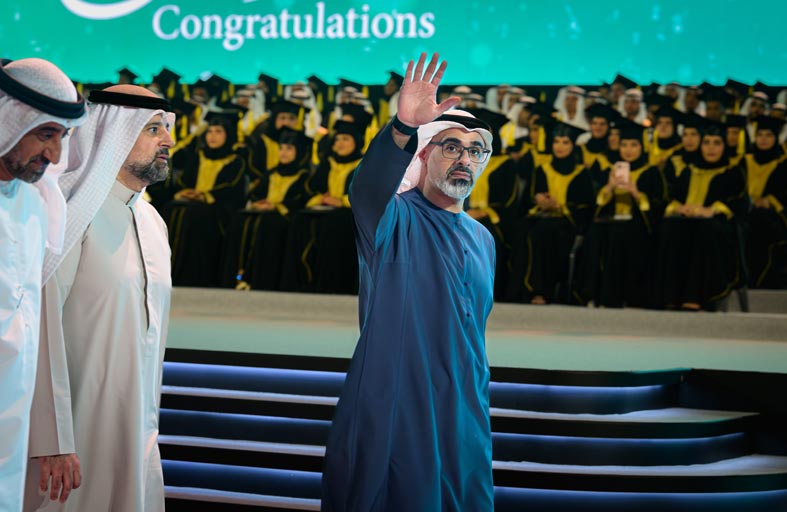 خالد بن محمد بن زايد يشهد حفل تخريج طلبة جامعة خليفة 