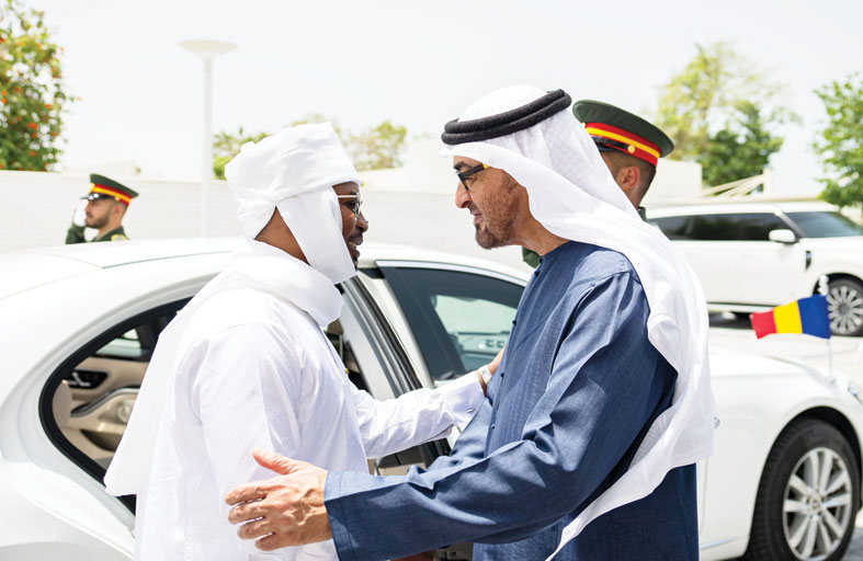 رئيس الدولة ورئيس تشاد يؤكدان العمل على تعزيز السلام والاستقرار والتنمية لدول المنطقة 
