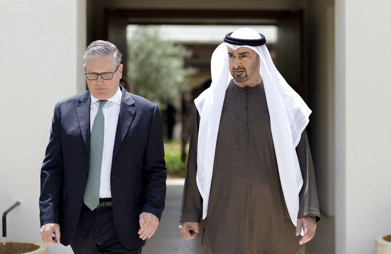 رئيس الدولة يبحث مع ستارمر التطورات في المنطقة والعدوان الإيراني الإرهابي وتداعياته الخطيرة 