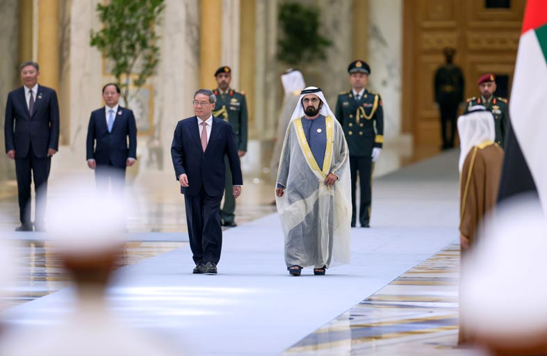 محمد بن راشد يستقبل رئيس مجلس الدولة الصيني في قصر الوطن 