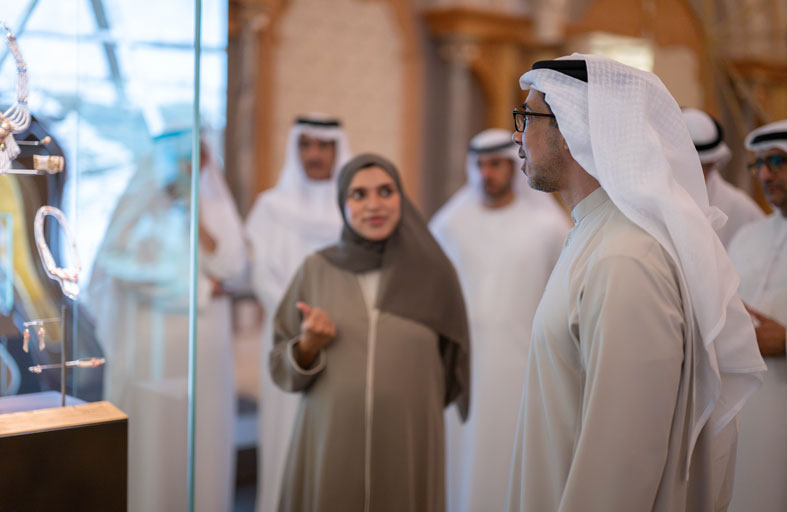 منصور بن زايد يفتتح معرض «إماراتُ الدُّرِ والطيب: إرثٌ متأصلٌ ومستقبلٌ متجدّد» في قصر الوطن احتفاءً بعبق التاريخ الإماراتي وأصالة مفرداته 