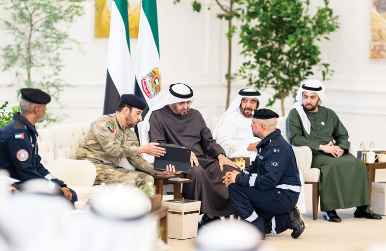 رئيس الدولة يستقبل فريق الإمارات للبحث والإنقاذ ويشيد بجهودهم الإنسانية العالمية 