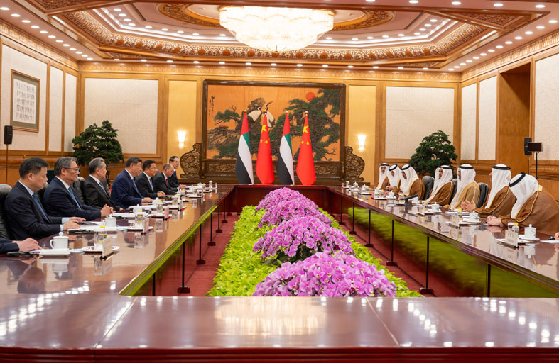 الرئيس الصيني وولي عهد أبوظبي يبحثان التطورات الإقليمية والدولية وأهمية ترسيخ الاستقرار ودعم الحلول السلمية للنزاعات 