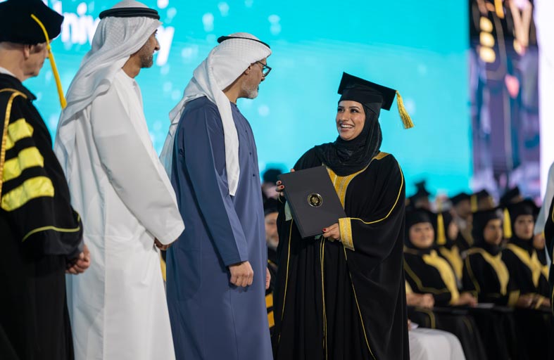 خالد بن محمد بن زايد يشهد حفل تخريج طلبة جامعة خليفة 