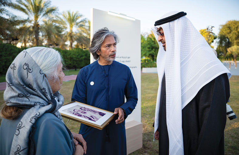 رئيس الدولة يحضر أول لقاء يجمع عدداً من الشخصيات  التي شهدت مراسم رفع علم الاتحاد مع الوالد المؤسس الشيخ زايد 