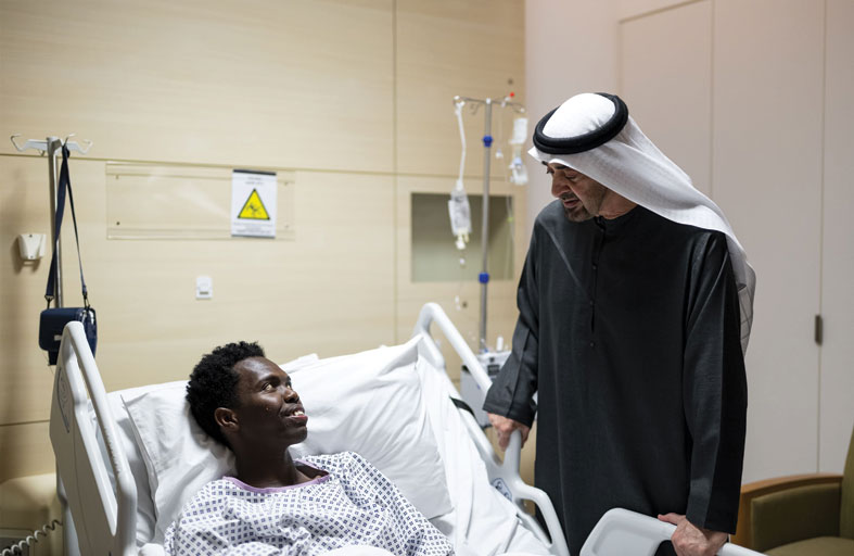 رئيس الدولة يزور عدداً من المصابين الذين يتلقون العلاج في المستشفى 