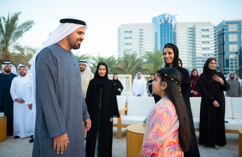 ذياب بن محمد بن زايد يشارك موظفي جهات حكومية الإفطار الرمضاني في «برزة أبوظبي» 