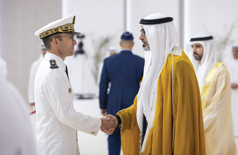 خالد بن محمد بن زايد وحمدان بن محمد بن راشد يستقبلان الوفود المشاركة في معرض دبي للطيران 2025 