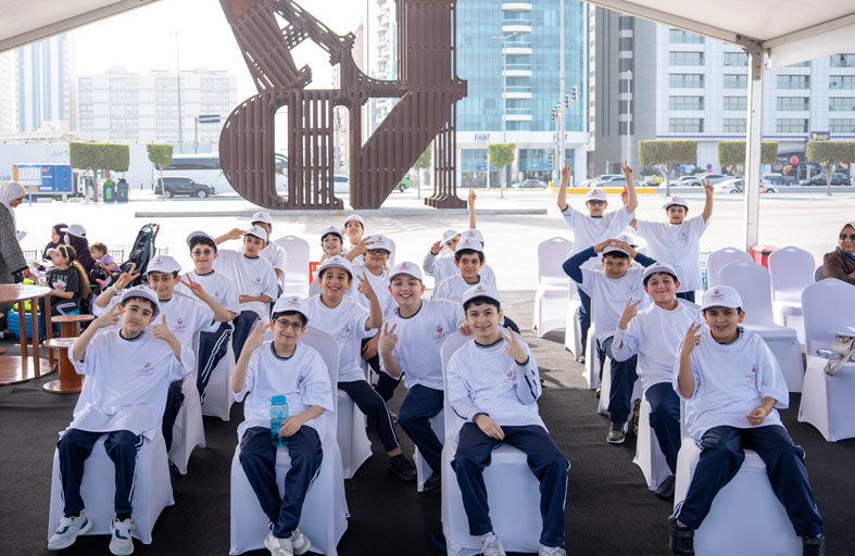 بلدية مدينة أبوظبي تنظم فعالية توعوية لمرتادي شاطئ الكورنيش وطلبة المدارس حول أهمية «إعادة التدوير» 