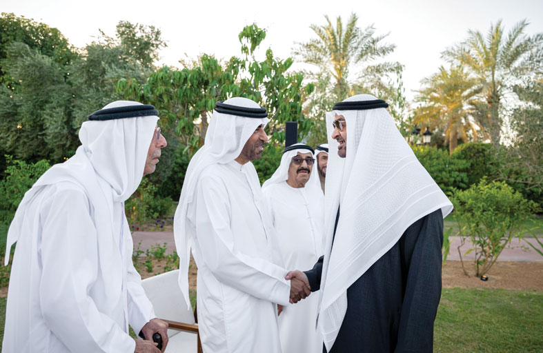 رئيس الدولة يحضر أول لقاء يجمع عدداً من الشخصيات  التي شهدت مراسم رفع علم الاتحاد مع الوالد المؤسس الشيخ زايد 