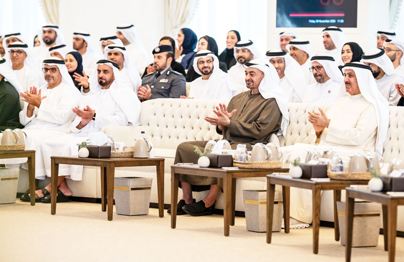 رئيس الدولة يشهد جلسة حول «الذكاء الاصطناعي» عقدت في قصر البحر بمشاركة عدد من الوزراء والمسؤولين 