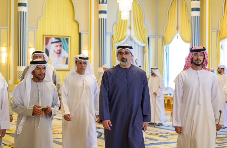 خالد بن محمد بن زايد يقدم واجب العزاء في وفاة سعيد بن أحمد بن خلف العتيبة 