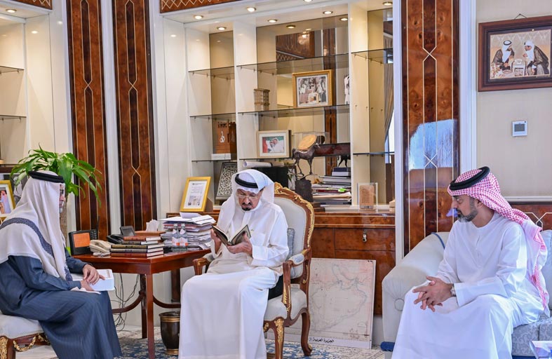 حاكم عجمان يطلع على مشروع طباعة مصحف حميد بن راشد النعيمي 
