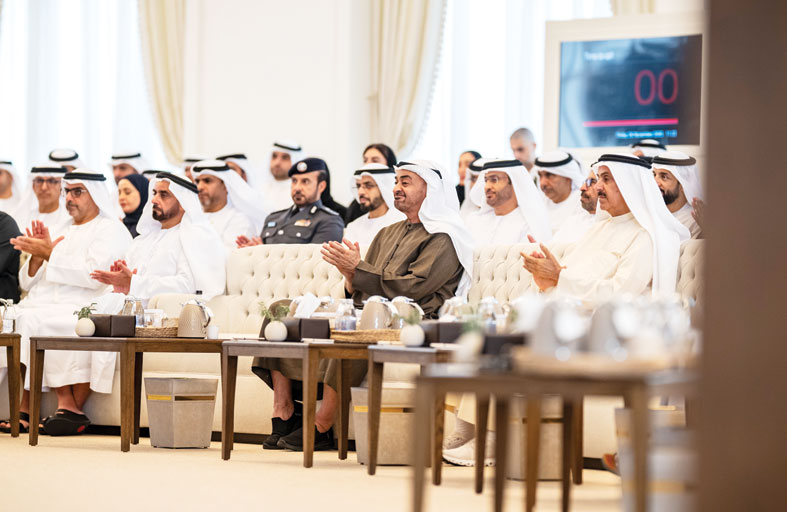 رئيس الدولة يشهد جلسة حول «الذكاء الاصطناعي» عقدت في قصر البحر بمشاركة عدد من الوزراء والمسؤولين 