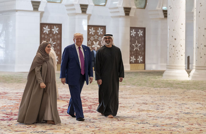 يرافقه ولي عهد أبوظبي.. الرئيس الأمريكي يزور جامع الشيخ زايد الكبير في أبوظبي 