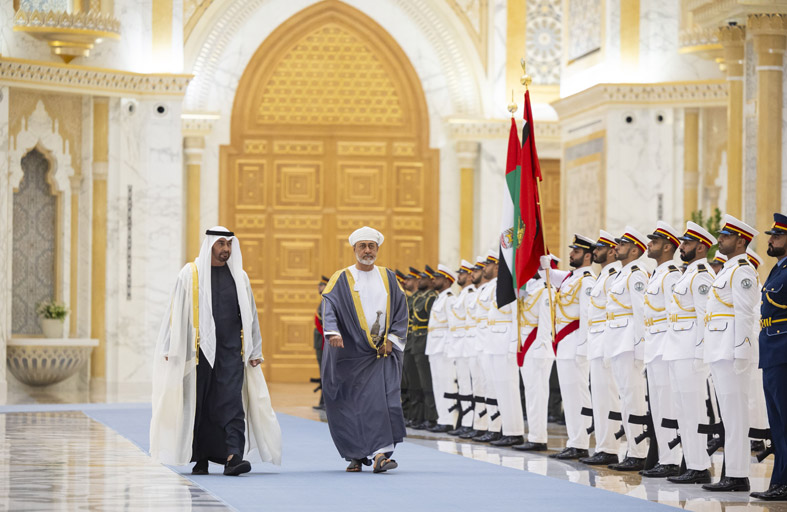 رئيس الدولة وسلطان عمان يبحثان تعزيز العلاقات الأخوية والتطورات في المنطقة 