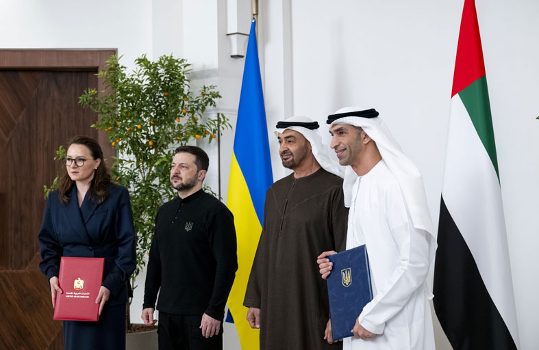رئيس الدولة يؤكد الحرص على إيجاد تسوية سلمية للأزمة الأوكرانية وتخفيف تداعياتها الإنسانية  