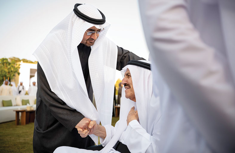 رئيس الدولة يحضر أول لقاء يجمع عدداً من الشخصيات  التي شهدت مراسم رفع علم الاتحاد مع الوالد المؤسس الشيخ زايد 