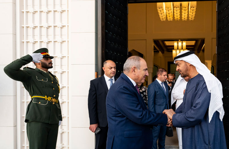 رئيس الدولة يؤكد دعم الإمارات كل جهد يهدف إلى ترسيخ الاستقرار والأمن والتنمية لشعوب منطقة القوقاز 