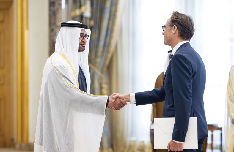 رئيس الدولة يتسلم أوراق اعتماد عدد من السفراء المعتمدين لدى الدولة بحضور منصور بن زايد 