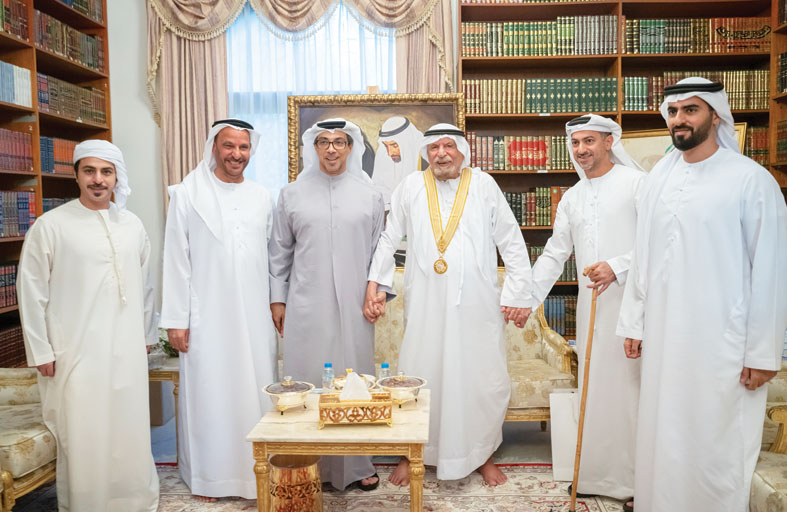 منصور بن زايد يكرم أحمد خليفة السويدي بوسام الإمارات للثقافة والإبداع تقديراً لمسيرته الوطنية والثقافية 