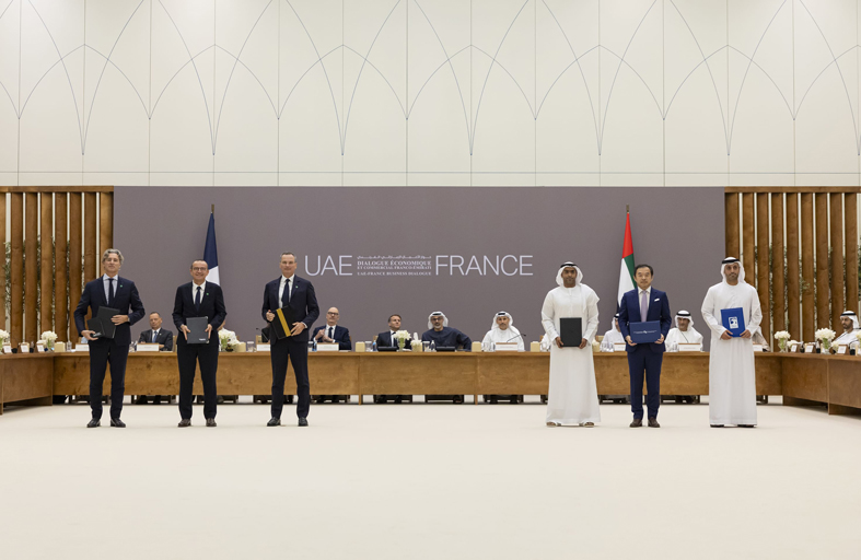 ولي عهد أبوظبي والرئيس الفرنسي يشهدان حوار الأعمال الإماراتي-الفرنسي لتعزيز الشراكة الاستراتيجية في قطاعَي الطاقة والذكاء الاصطناعي 