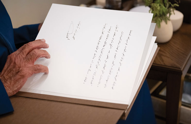 رئيس الدولة يستقبل عبد الله السيد الهاشمي ويوجه بتسمية أحد شوارع أبوظبي باسمه 