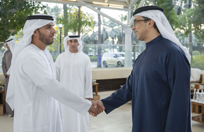 منصور بن زايد يستقبل موظفي عدد من الجهات الحكومية في مأدبة إفطار رمضانية 
