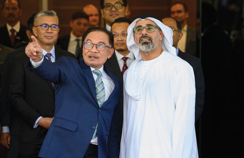 خالد بن محمد بن زايد يلتقي رئيس الوزراء الماليزي 