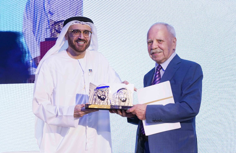 جمال السويدي يوقع كتاب صاحب السمو الشيخ محمد بن زايد آل نهيان.. إضاءات في مسيرة رجل الإنسانية 