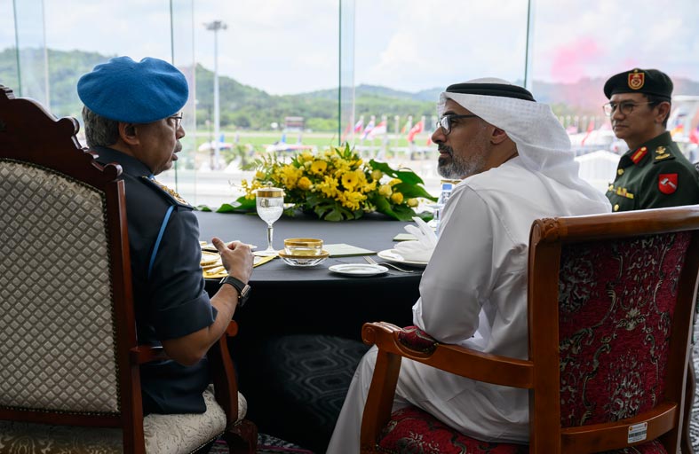 خالد بن محمد بن زايد يزور معرض الملاحة والفضاء  