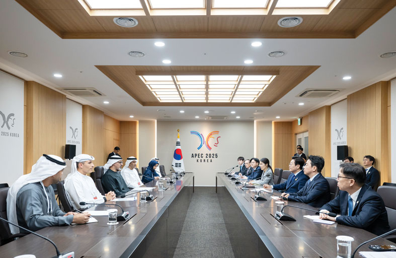 ولي عهد أبوظبي يبحث مع رئيس جمهورية كوريا سبل تعزيز التعاون الثنائي