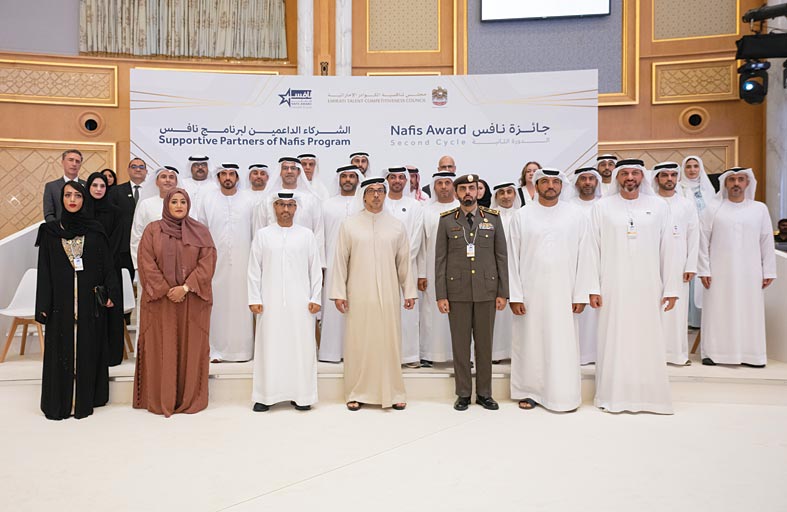 منصور بن زايد يكرم الفائزين في الدورة الثانية لجائزة «نافس» 