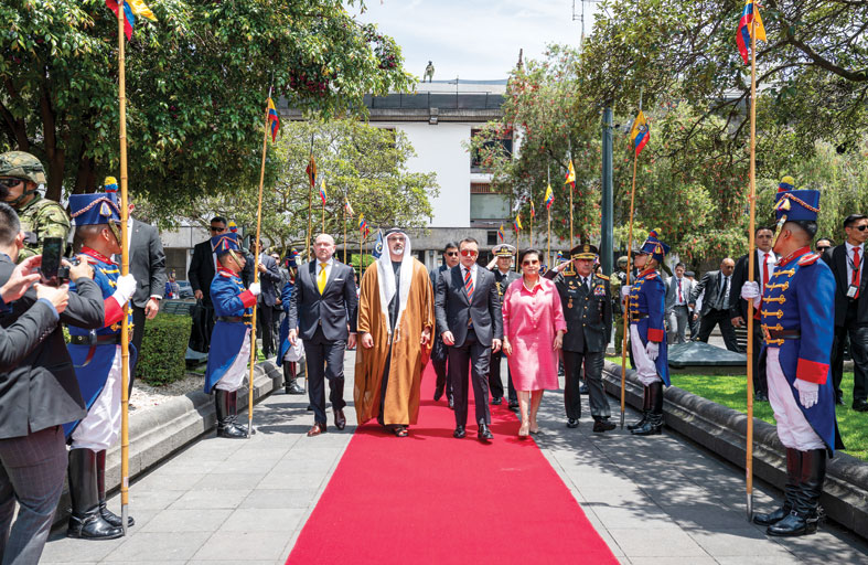 ولي عهد أبوظبي يضع إكليلاً من الزهور أمام النصب التذكاري للاستقلال في العاصمة الإكوادورية كيتو 