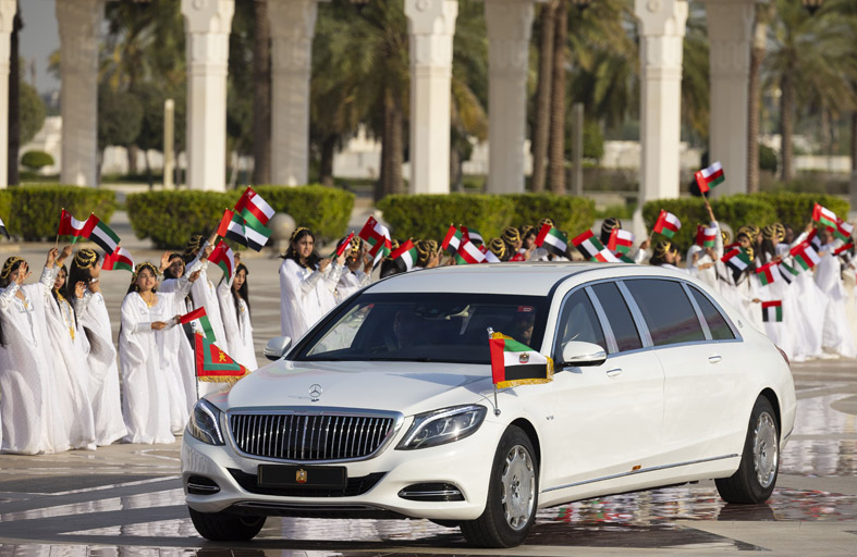 رئيس الدولة وسلطان عمان يبحثان تعزيز العلاقات الأخوية والتطورات في المنطقة 