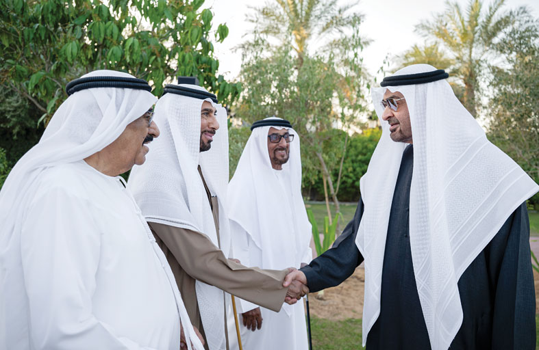 رئيس الدولة يحضر أول لقاء يجمع عدداً من الشخصيات  التي شهدت مراسم رفع علم الاتحاد مع الوالد المؤسس الشيخ زايد 