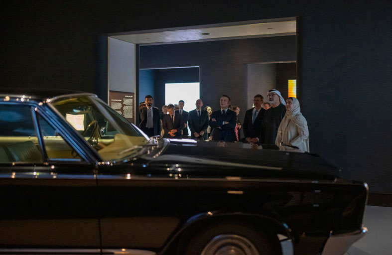 يرافقه ولي عهد أبوظبي.. الرئيس الفرنسي يزور متحف زايد الوطني 