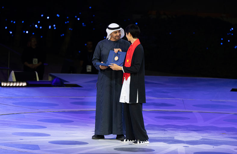 رئيس الدولة يكرم 11 فائزاً بجائزة زايد للاستدامة في COP28  