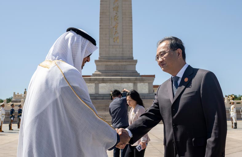 رئيس الدولة يزور النصب التذكاري في بكين 